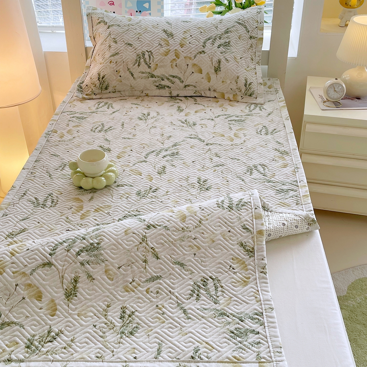 91家纺网 家纺一手货源 找家纺 金鑫汇家纺 2026春夏新款学生床新花型老粗布床盖夹棉软凉席席子可以机洗 学生床-月下花影-绿