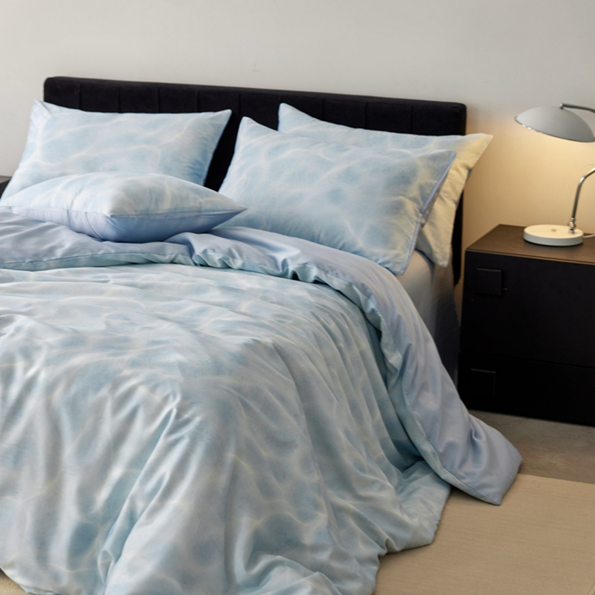 91家纺网 家纺一手货源 找家纺 金奇达家纺 2026新款轻氧水光天丝棉四件套-赫莲伊(标准号全网控价（折后券后）不低于 268元） 浣溪沙-水蓝
