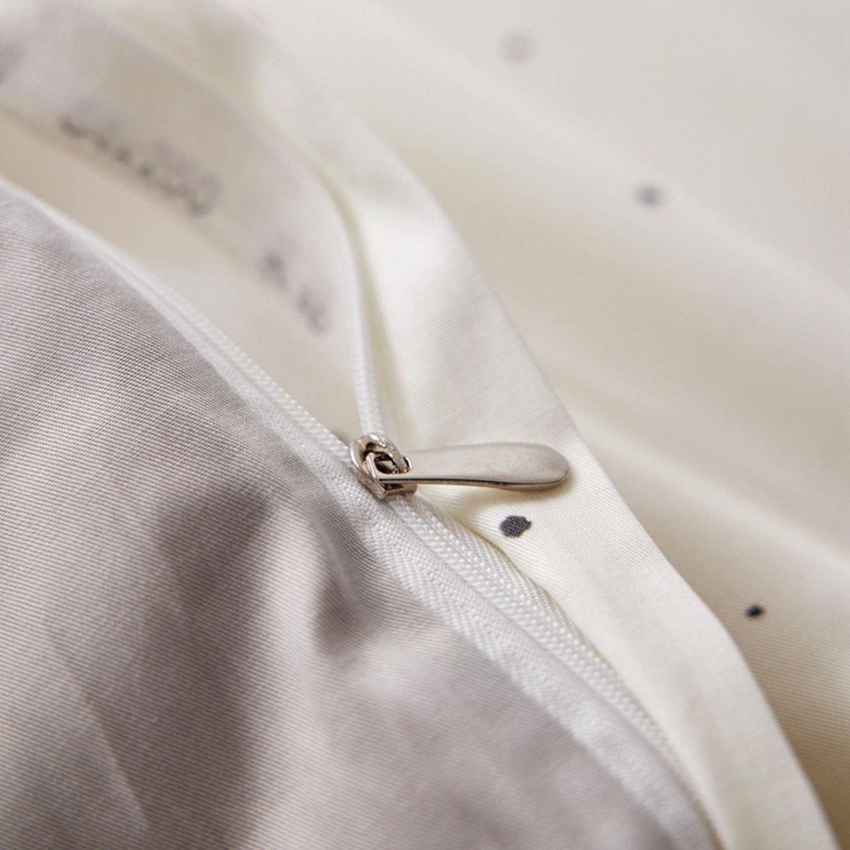 91家纺网 家纺一手货源 找家纺 金奇达家纺 2026新款轻氧水光天丝棉四件套-赫莲伊(标准号全网控价（折后券后）不低于 268元） 悸动-爱意