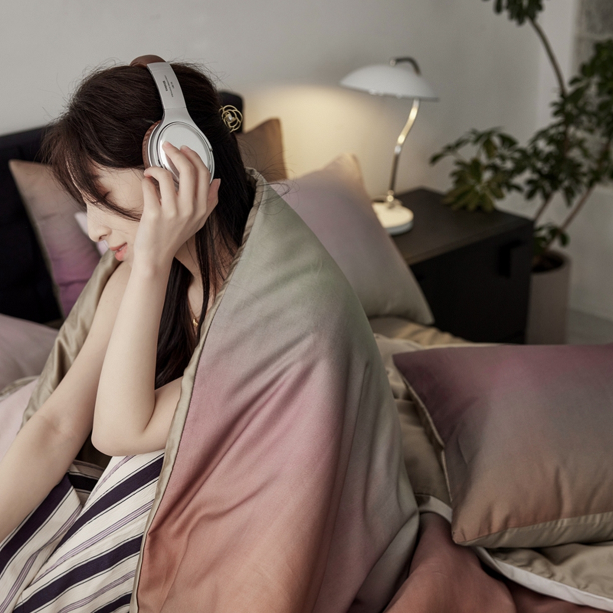 91家纺网 家纺一手货源 找家纺 金奇达家纺 2026新款轻氧水光天丝棉四件套-赫莲伊(标准号全网控价（折后券后）不低于 268元） 烟尽暮色