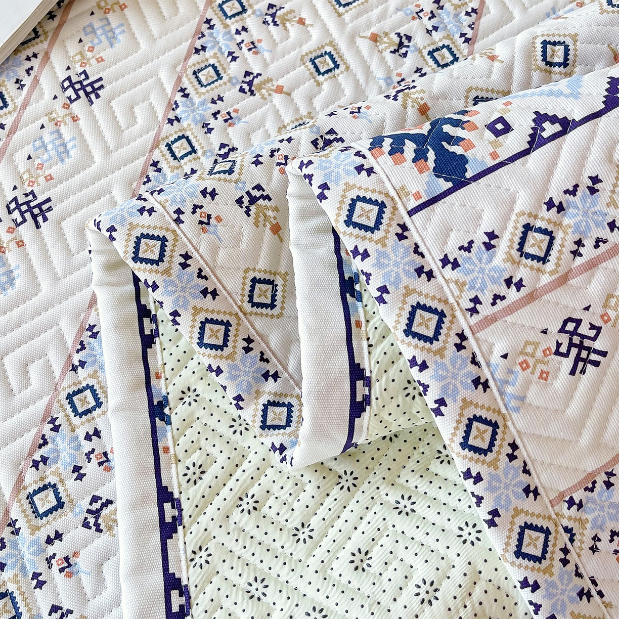 91家纺网 家纺一手货源 找家纺 金鑫汇家纺 2026春夏新款学生床新花型老粗布床盖夹棉软凉席席子可以机洗 学生床-波西米亚