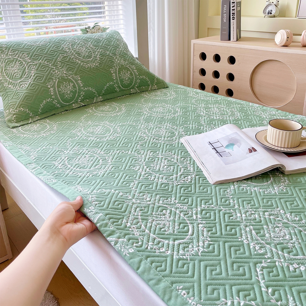 91家纺网 家纺一手货源 找家纺 金鑫汇家纺 2026春夏新款学生床新花型老粗布床盖夹棉软凉席席子可以机洗 学生床-芳华