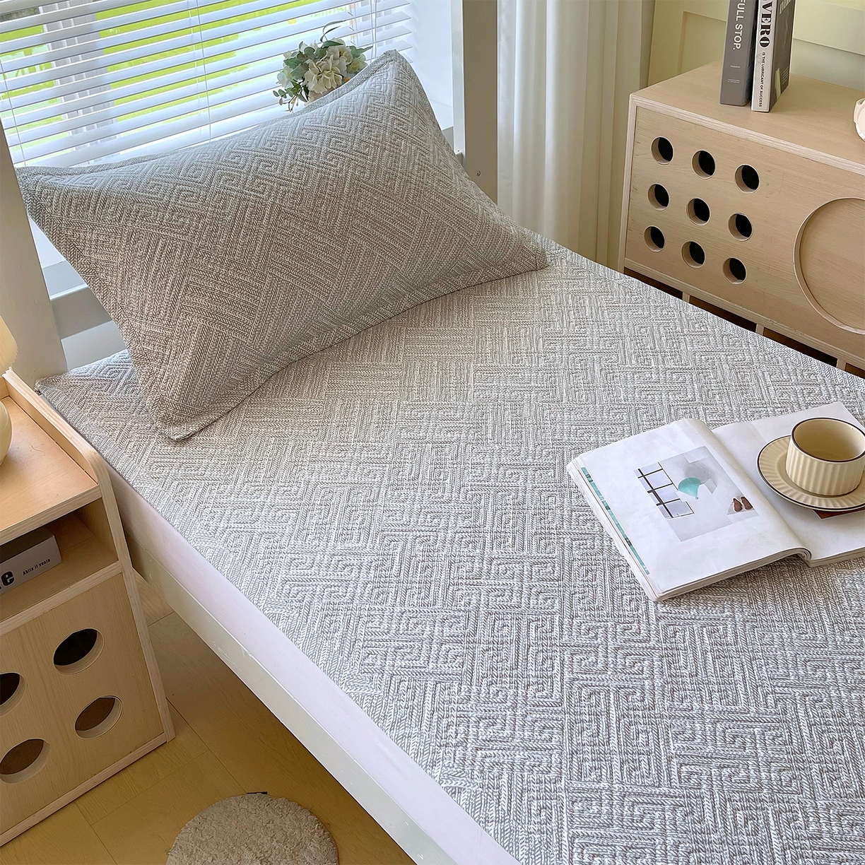 91家纺网 家纺一手货源 找家纺 金鑫汇家纺 2026春夏新款学生床新花型老粗布床盖夹棉软凉席席子可以机洗 学生床-流光灰