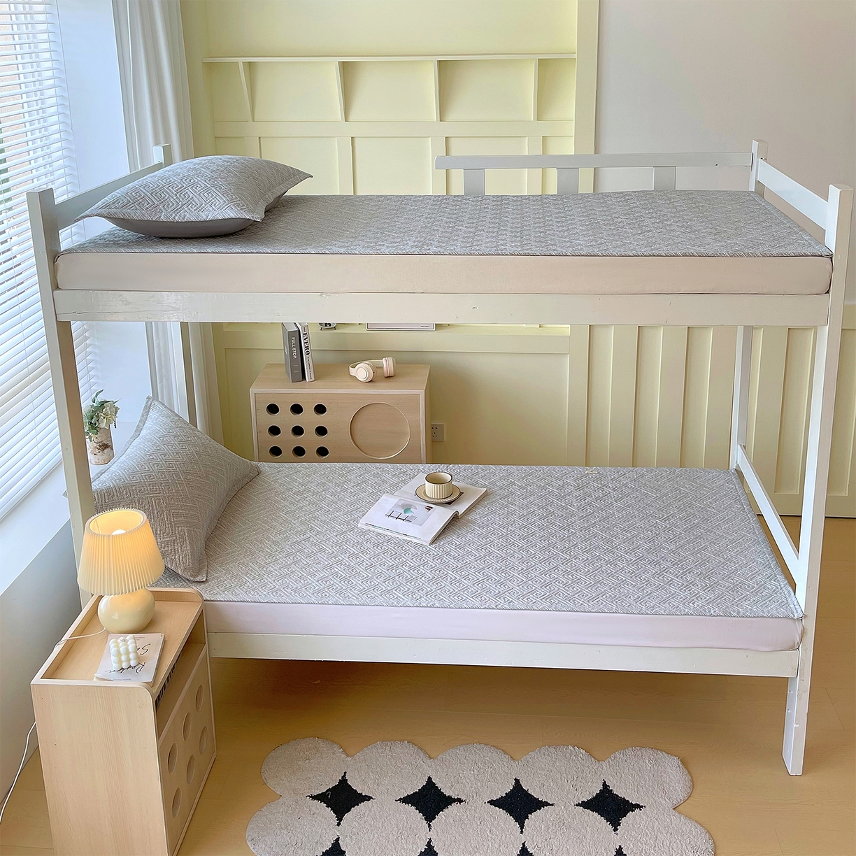 91家纺网 家纺一手货源 找家纺 金鑫汇家纺 2026春夏新款学生床新花型老粗布床盖夹棉软凉席席子可以机洗 学生床-流光灰