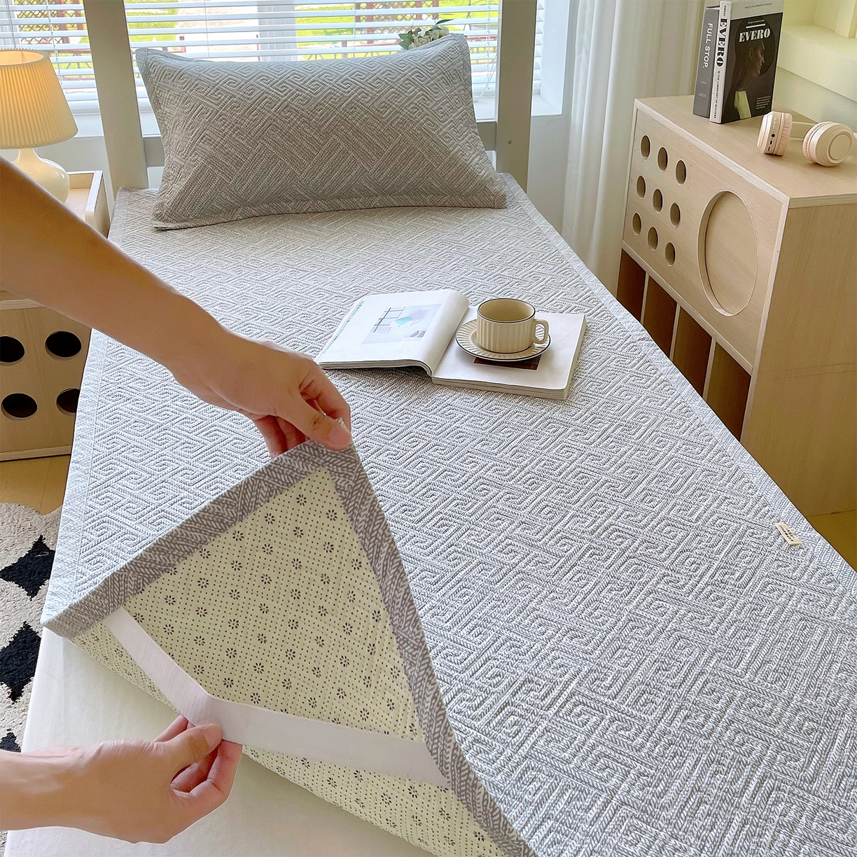 91家纺网 家纺一手货源 找家纺 金鑫汇家纺 2026春夏新款学生床新花型老粗布床盖夹棉软凉席席子可以机洗 学生床-流光灰