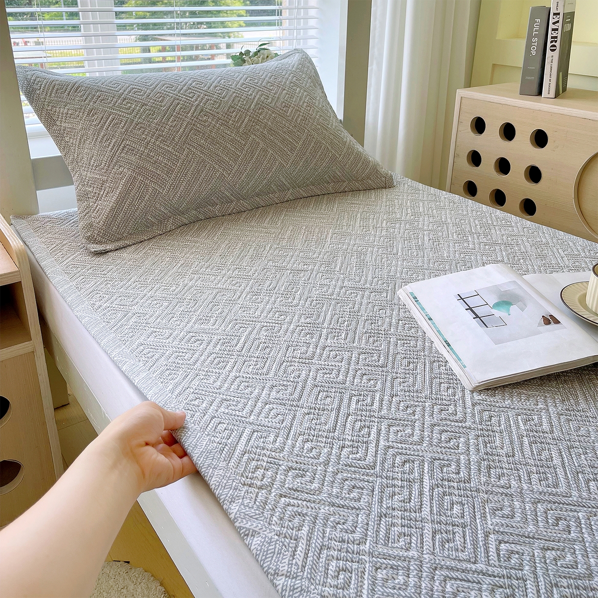 91家纺网 家纺一手货源 找家纺 金鑫汇家纺 2026春夏新款学生床新花型老粗布床盖夹棉软凉席席子可以机洗 学生床-流光灰