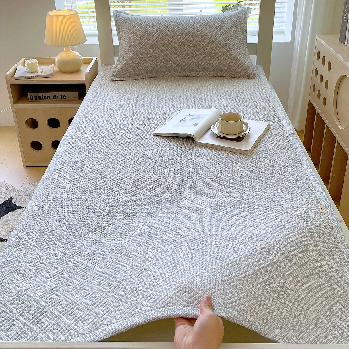 91家纺网 家纺一手货源 找家纺 金鑫汇家纺 2026春夏新款学生床新花型老粗布床盖夹棉软凉席席子可以机洗 学生床-流光灰