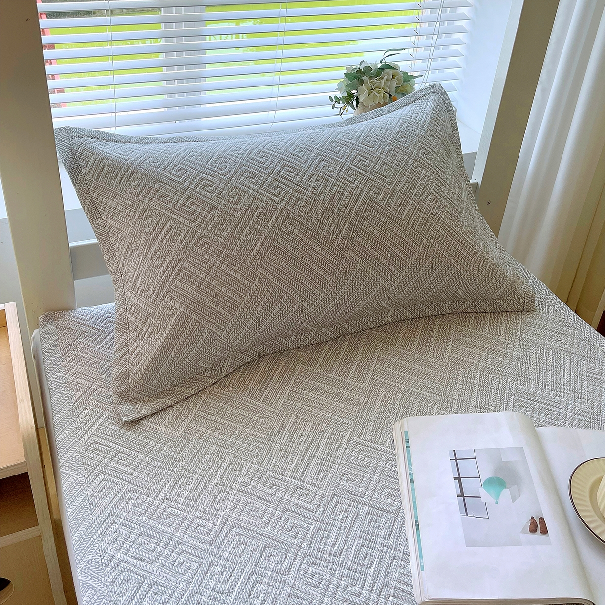 91家纺网 家纺一手货源 找家纺 金鑫汇家纺 2026春夏新款学生床新花型老粗布床盖夹棉软凉席席子可以机洗 学生床-流光灰