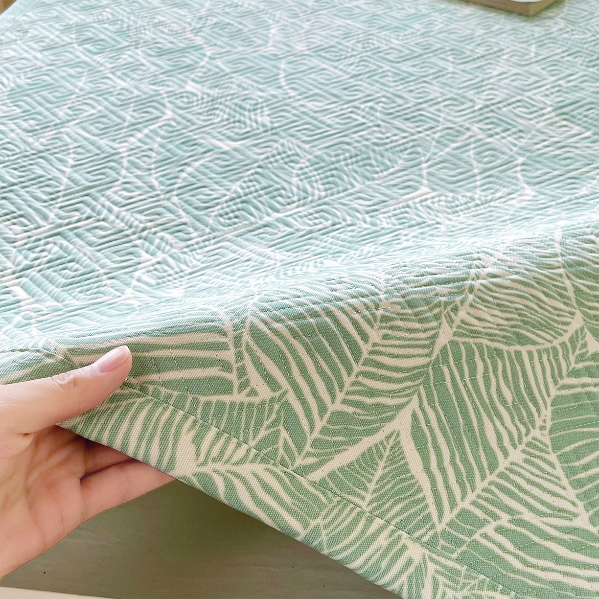 91家纺网 家纺一手货源 找家纺 金鑫汇家纺 2026春夏新款学生床新花型老粗布床盖夹棉软凉席席子可以机洗 学生床-绿色心情