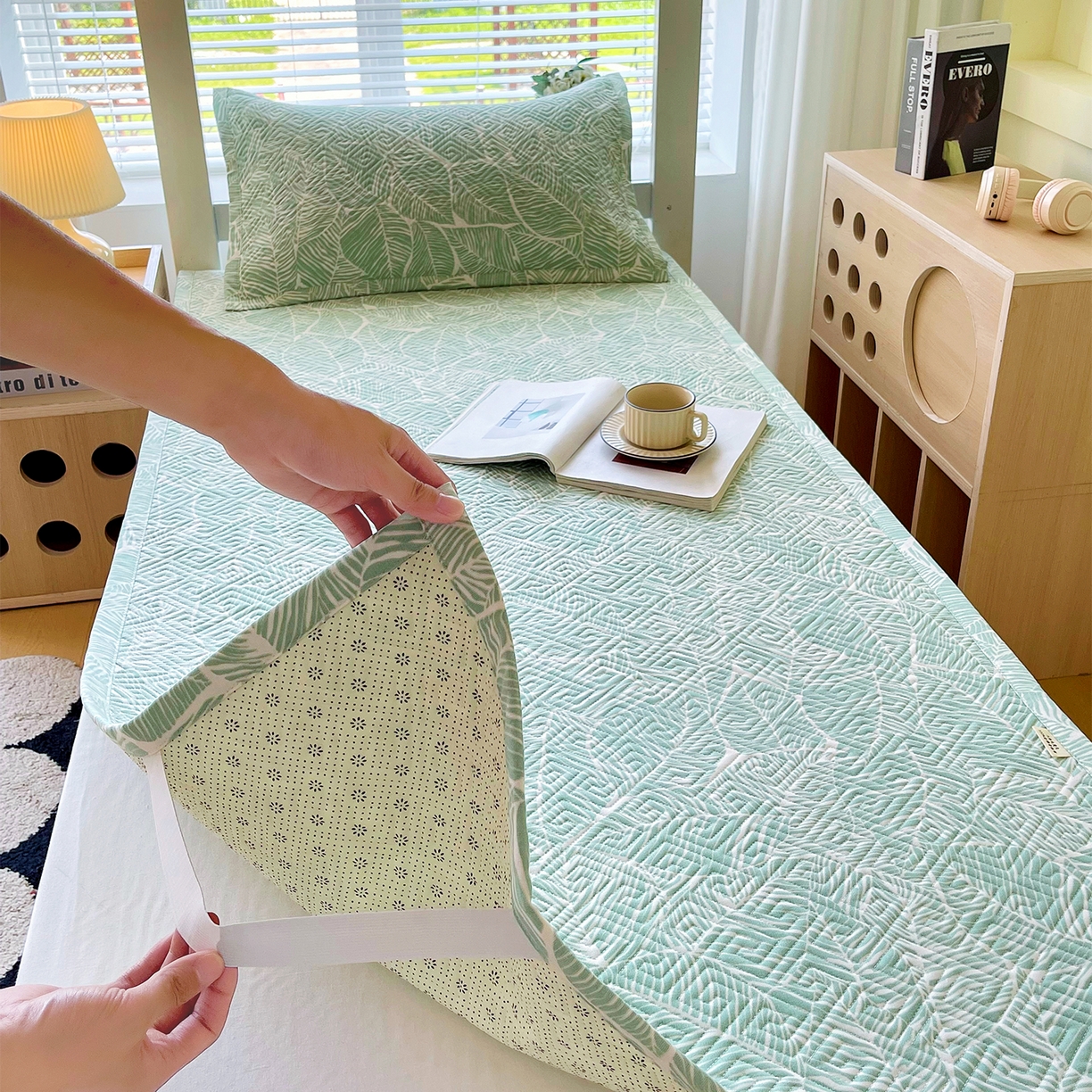 91家纺网 家纺一手货源 找家纺 金鑫汇家纺 2026春夏新款学生床新花型老粗布床盖夹棉软凉席席子可以机洗 学生床-绿色心情