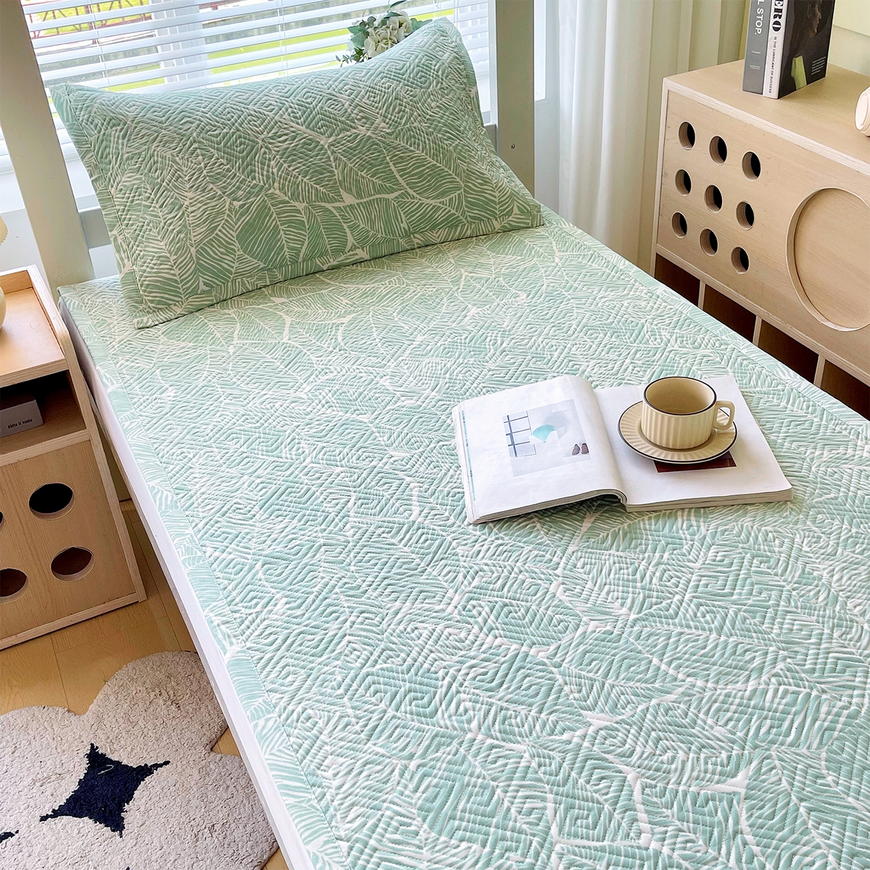 91家纺网 家纺一手货源 找家纺 金鑫汇家纺 2026春夏新款学生床新花型老粗布床盖夹棉软凉席席子可以机洗 学生床-绿色心情