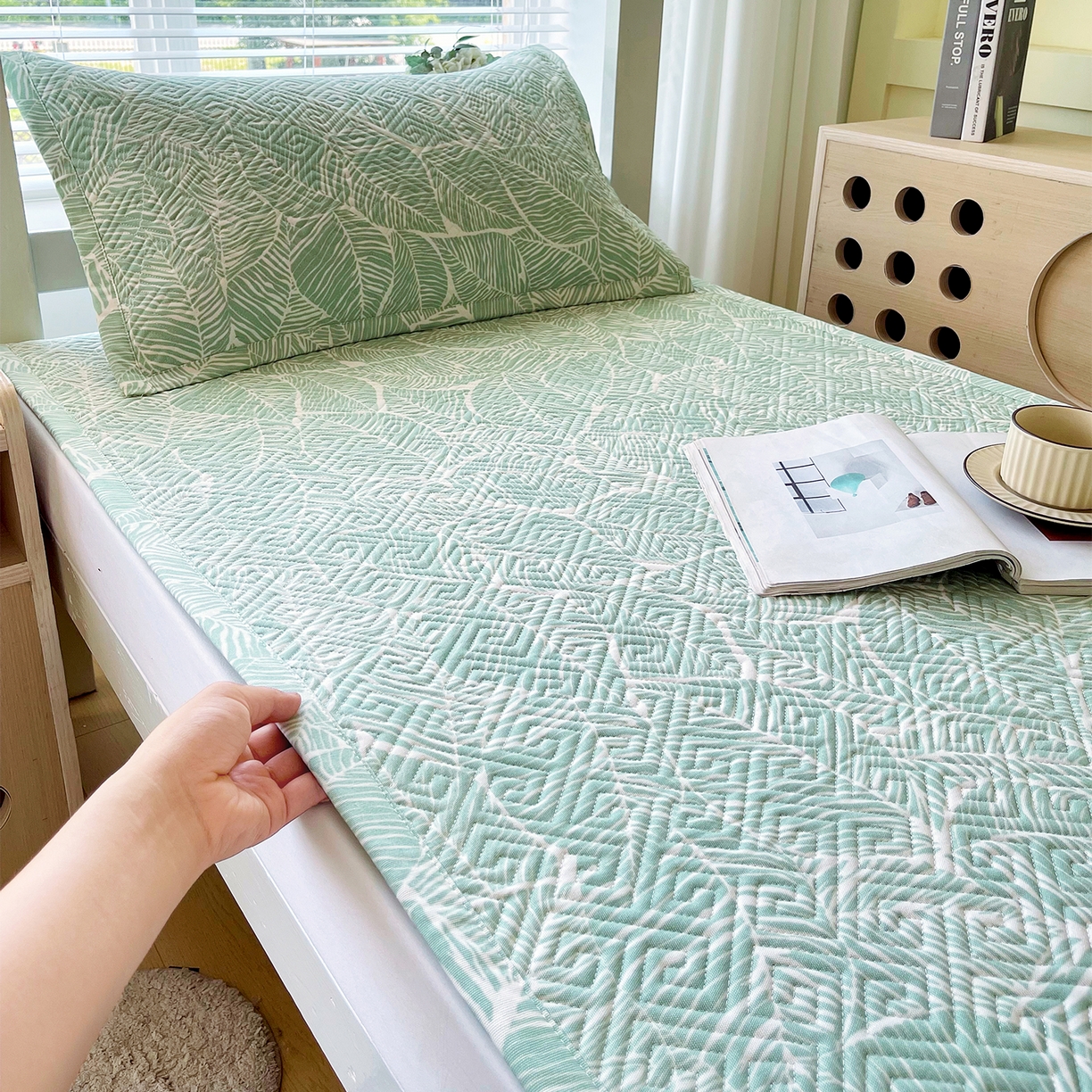 91家纺网 家纺一手货源 找家纺 金鑫汇家纺 2026春夏新款学生床新花型老粗布床盖夹棉软凉席席子可以机洗 学生床-绿色心情