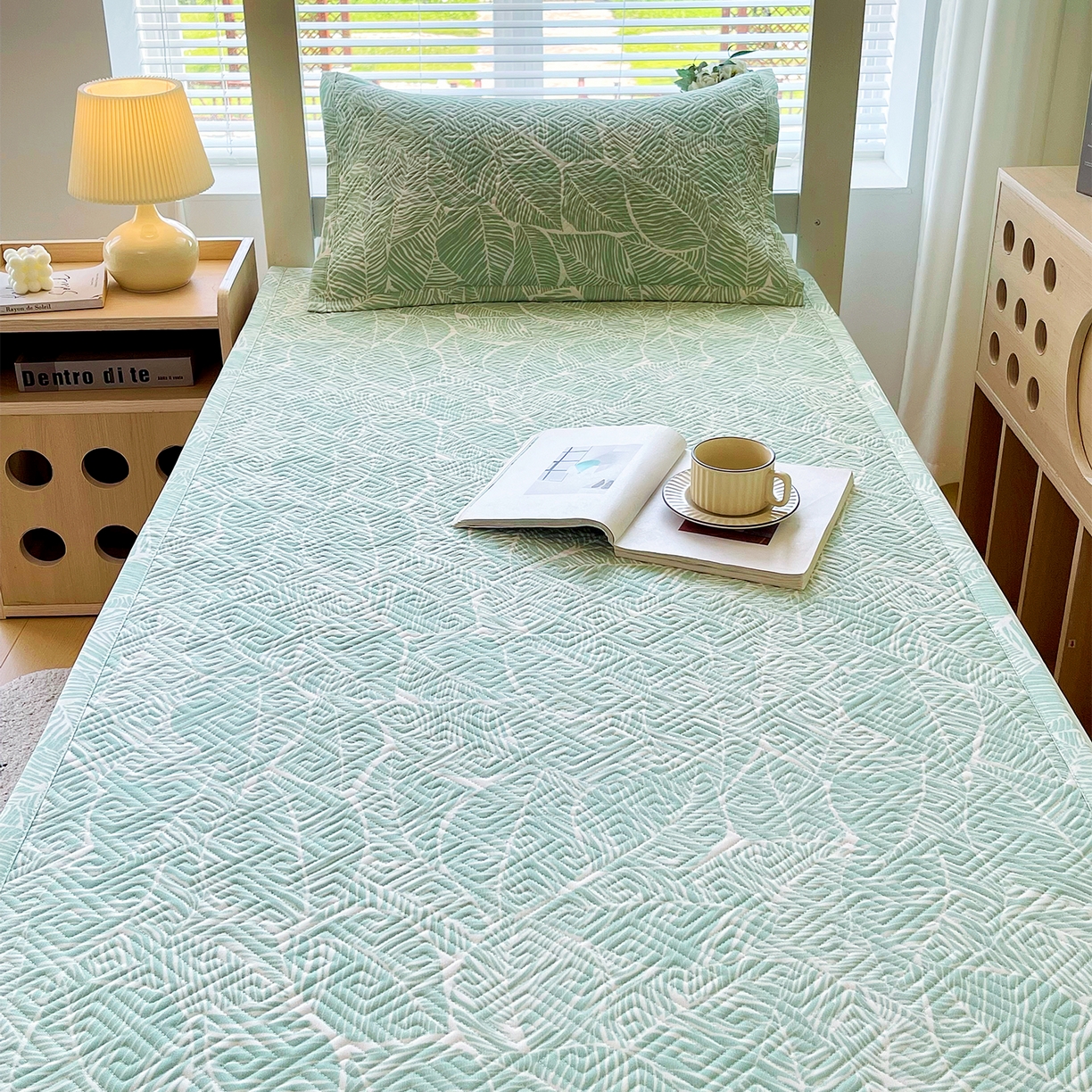 91家纺网 家纺一手货源 找家纺 金鑫汇家纺 2026春夏新款学生床新花型老粗布床盖夹棉软凉席席子可以机洗 学生床-绿色心情