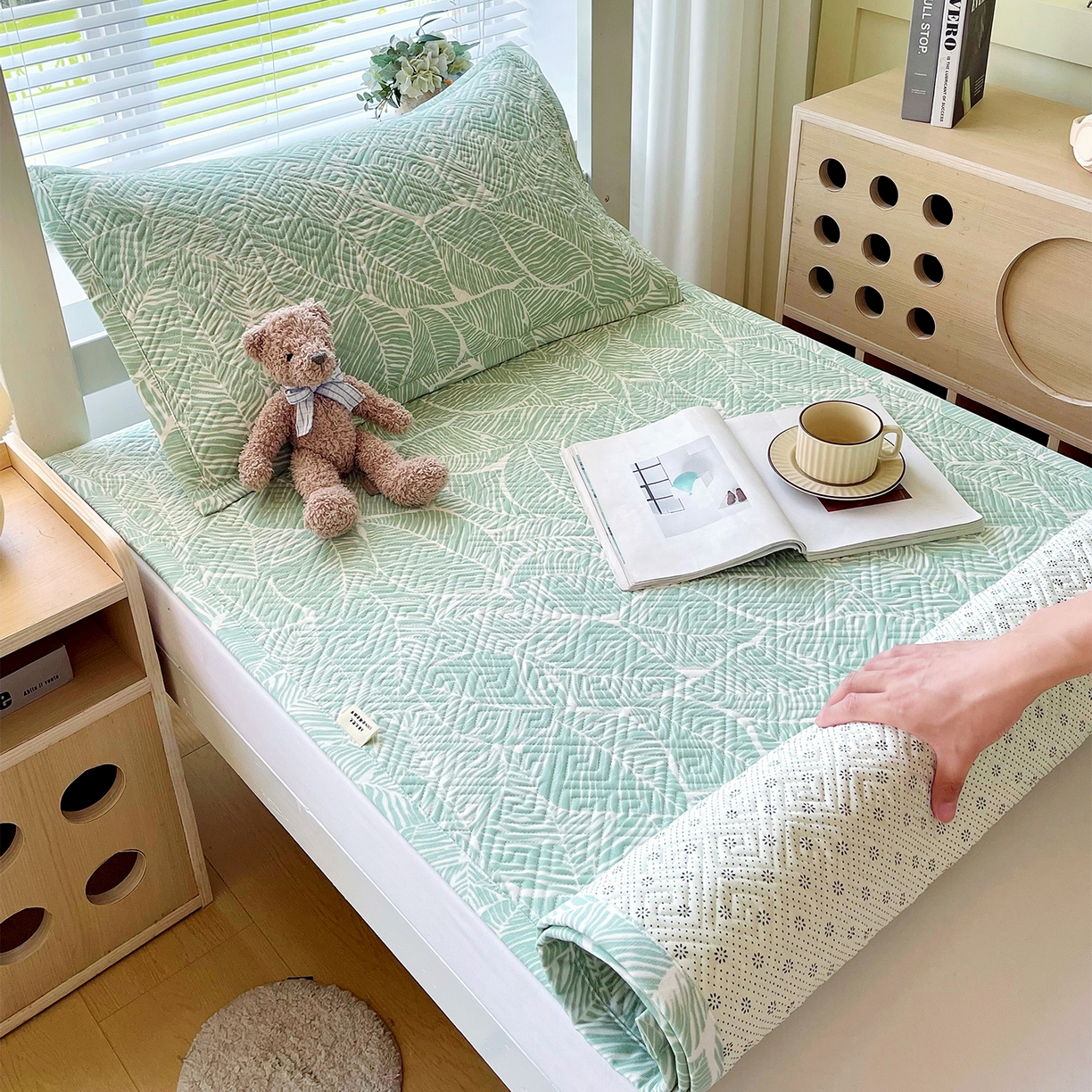 91家纺网 家纺一手货源 找家纺 金鑫汇家纺 2026春夏新款学生床新花型老粗布床盖夹棉软凉席席子可以机洗 学生床-绿色心情