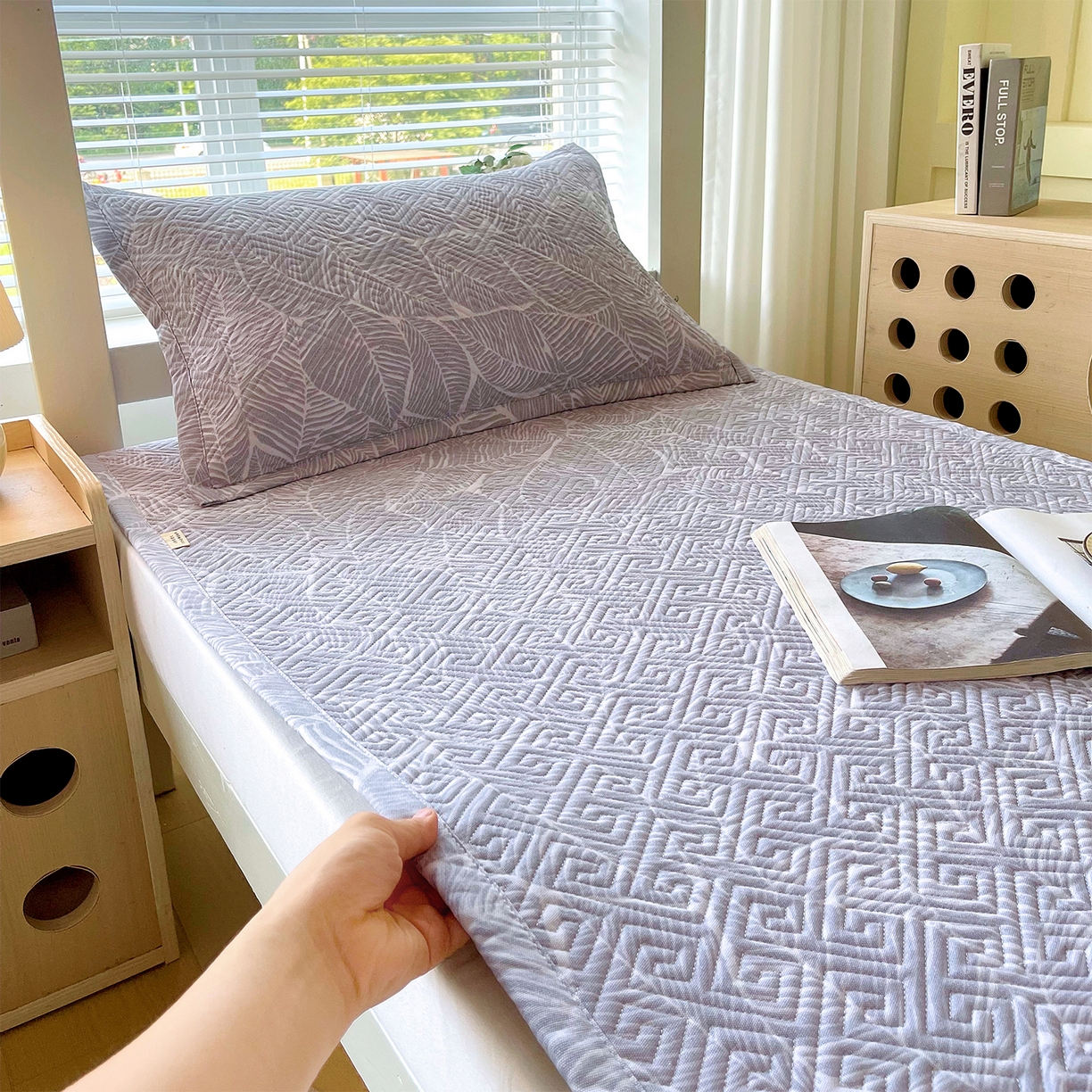 91家纺网 家纺一手货源 找家纺 金鑫汇家纺 2026春夏新款学生床新花型老粗布床盖夹棉软凉席席子可以机洗 学生床-千叶