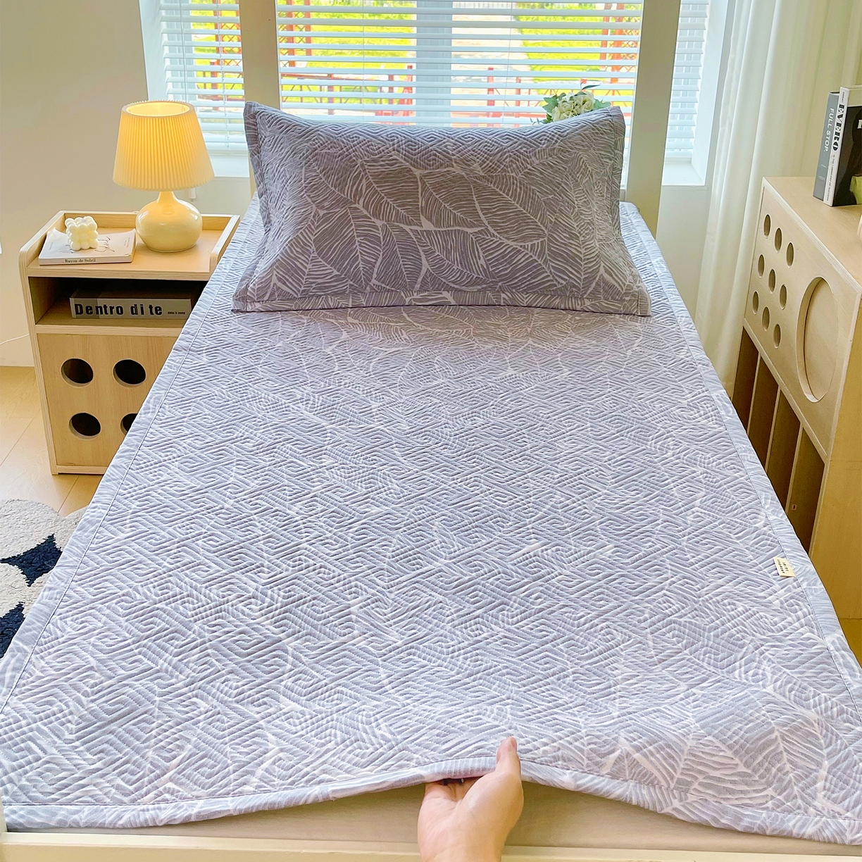 91家纺网 家纺一手货源 找家纺 金鑫汇家纺 2026春夏新款学生床新花型老粗布床盖夹棉软凉席席子可以机洗 学生床-千叶