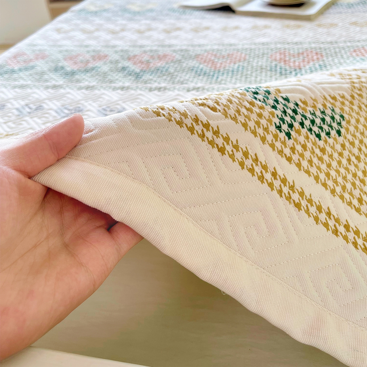 91家纺网 家纺一手货源 找家纺 金鑫汇家纺 2026春夏新款学生床新花型老粗布床盖夹棉软凉席席子可以机洗 学生床-同心千鸟格