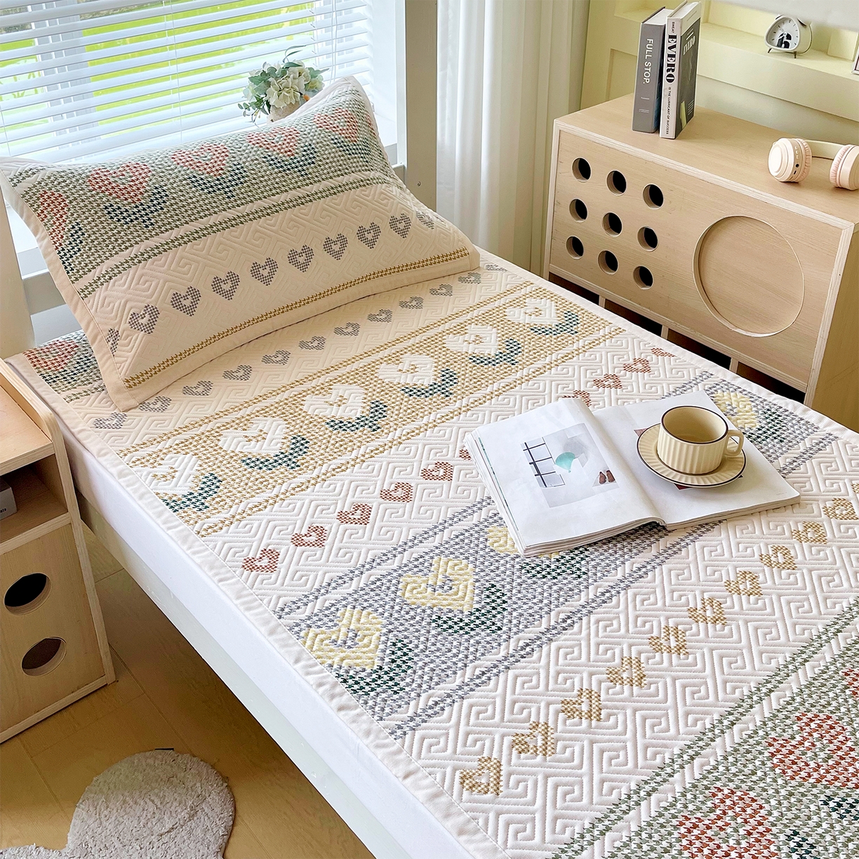 91家纺网 家纺一手货源 找家纺 金鑫汇家纺 2026春夏新款学生床新花型老粗布床盖夹棉软凉席席子可以机洗 学生床-同心千鸟格