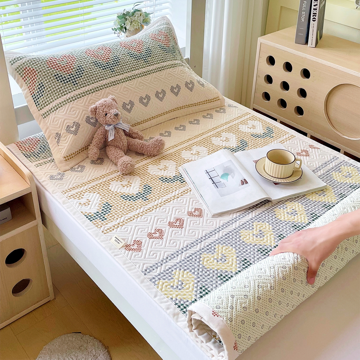 91家纺网 家纺一手货源 找家纺 金鑫汇家纺 2026春夏新款学生床新花型老粗布床盖夹棉软凉席席子可以机洗 学生床-同心千鸟格