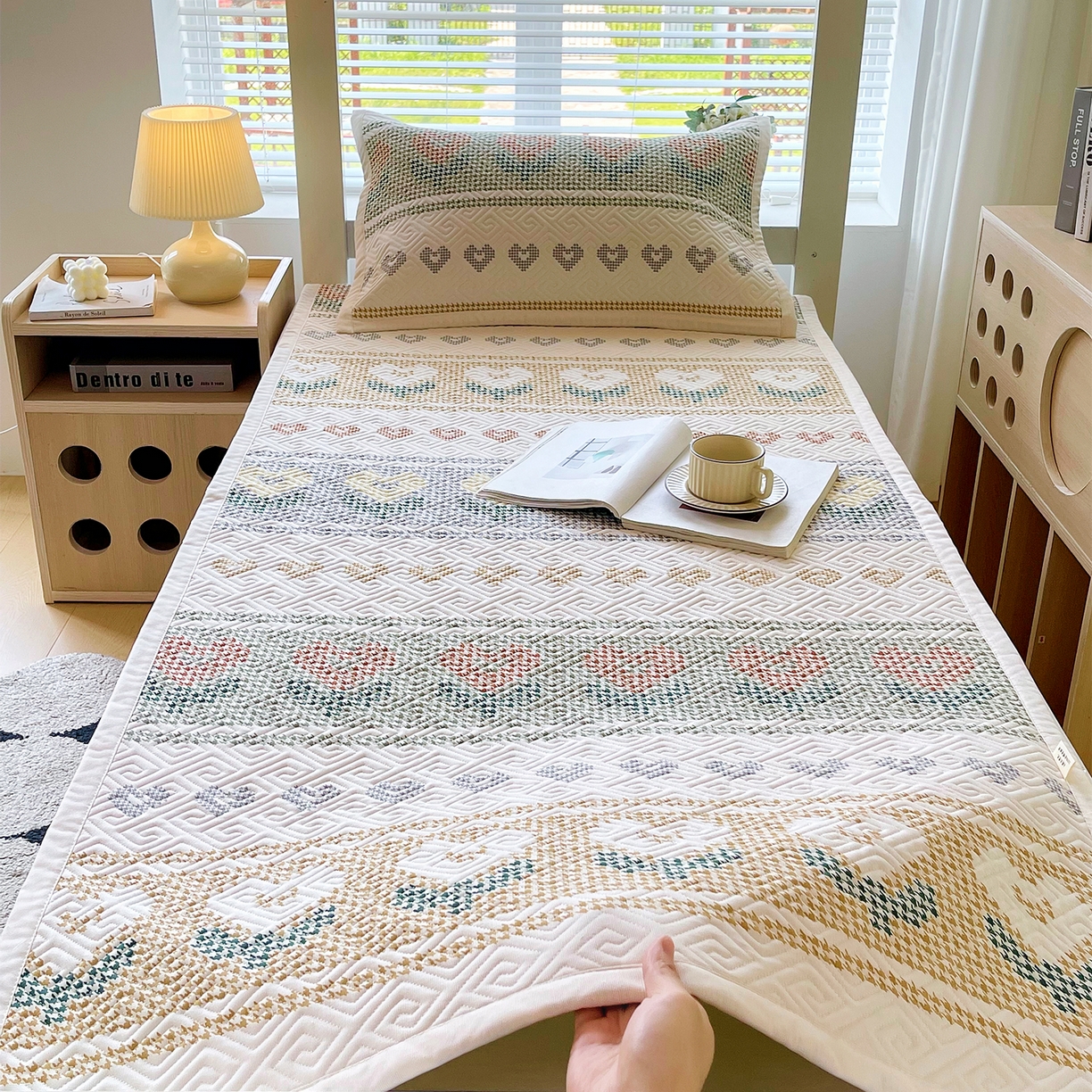 91家纺网 家纺一手货源 找家纺 金鑫汇家纺 2026春夏新款学生床新花型老粗布床盖夹棉软凉席席子可以机洗 学生床-同心千鸟格