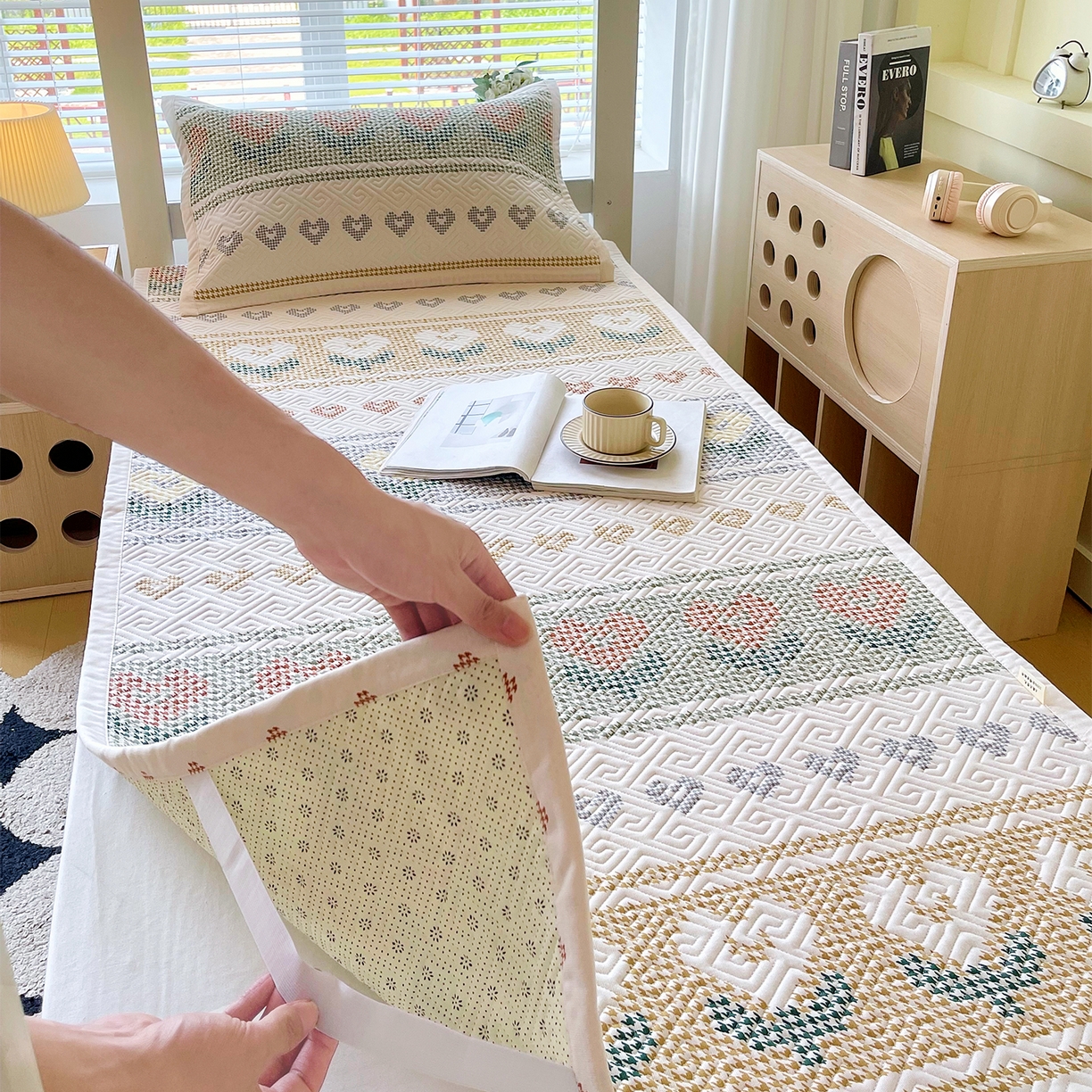 91家纺网 家纺一手货源 找家纺 金鑫汇家纺 2026春夏新款学生床新花型老粗布床盖夹棉软凉席席子可以机洗 学生床-同心千鸟格