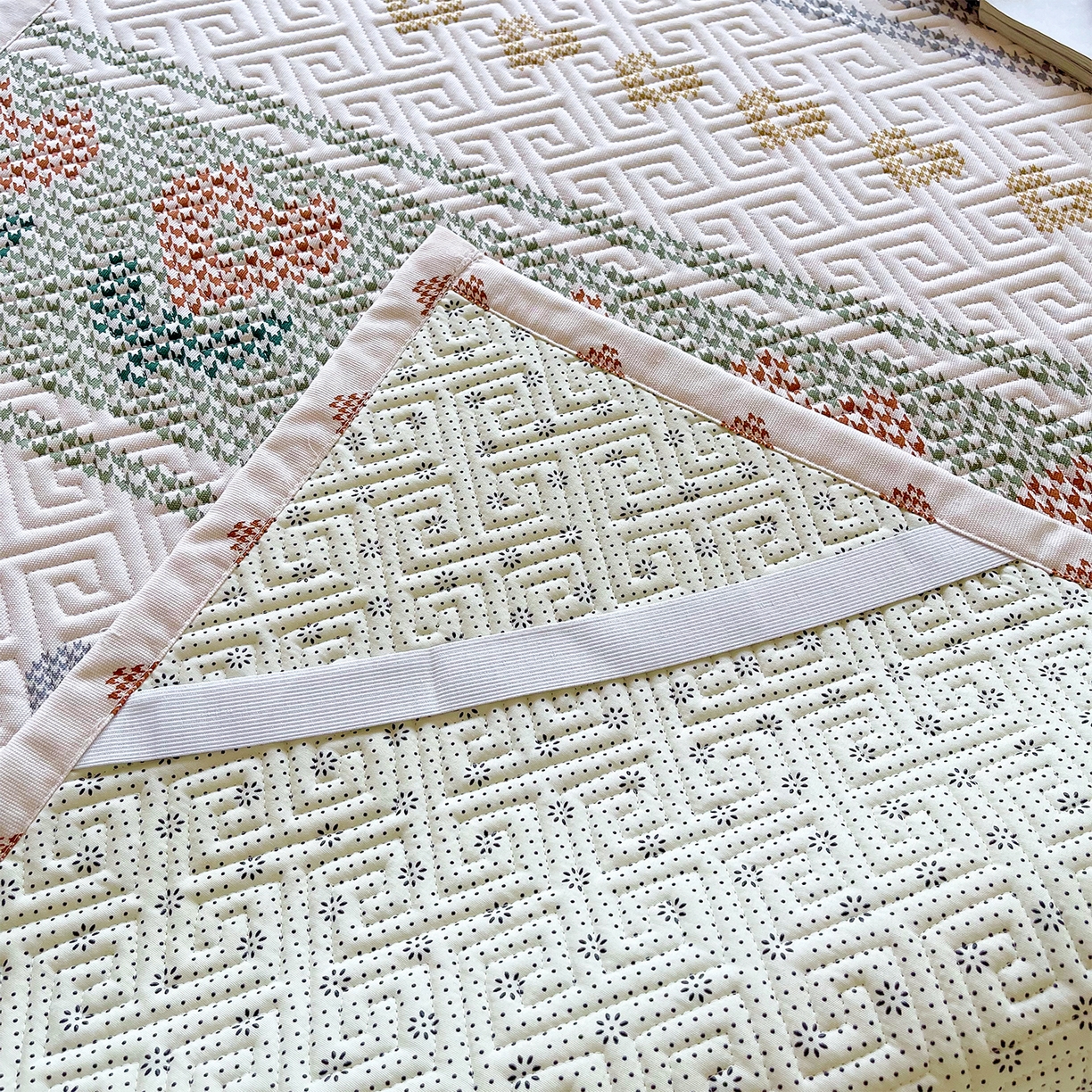 91家纺网 家纺一手货源 找家纺 金鑫汇家纺 2026春夏新款学生床新花型老粗布床盖夹棉软凉席席子可以机洗 学生床-同心千鸟格