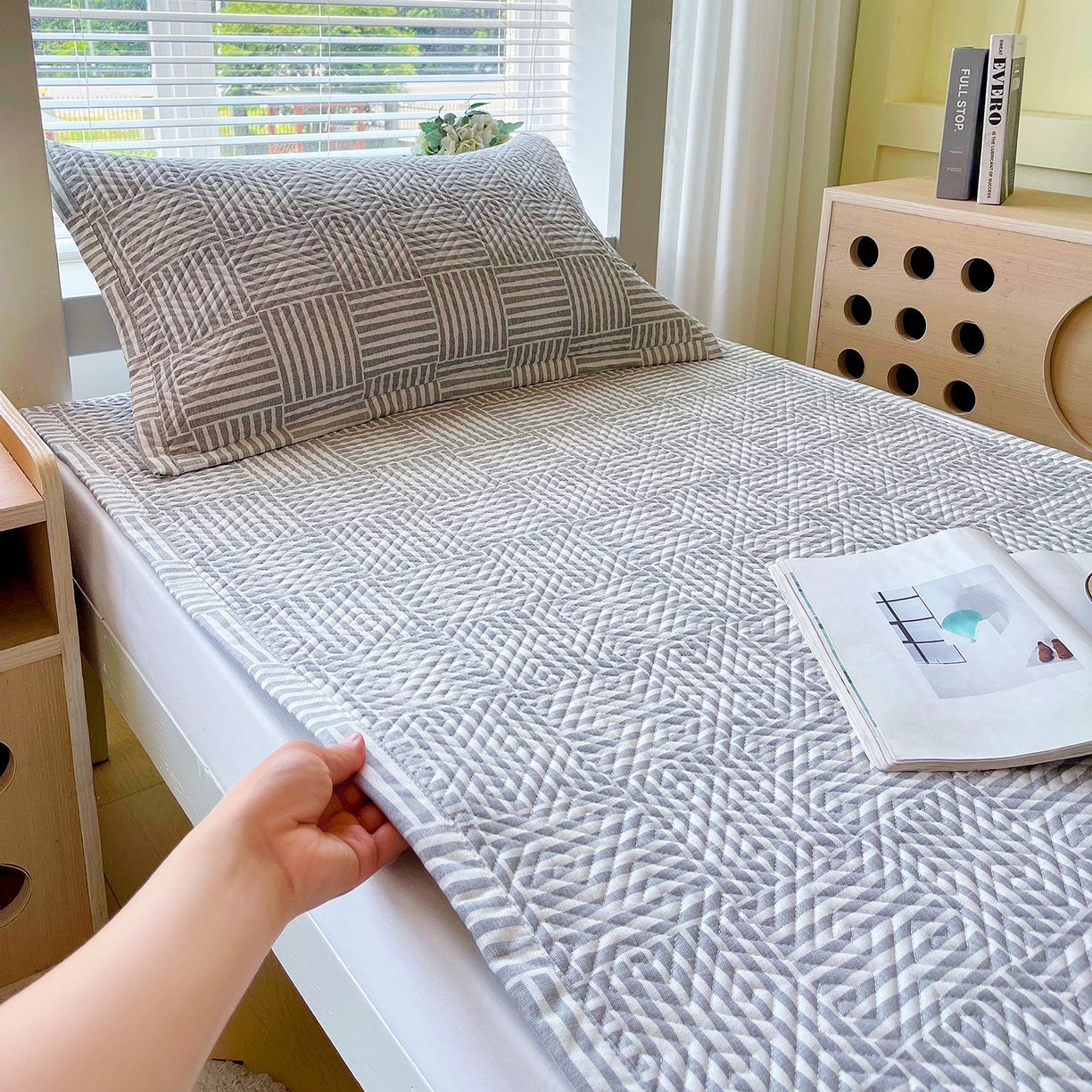 91家纺网 家纺一手货源 找家纺 金鑫汇家纺 2026春夏新款学生床新花型老粗布床盖夹棉软凉席席子可以机洗 学生床-休闲时光