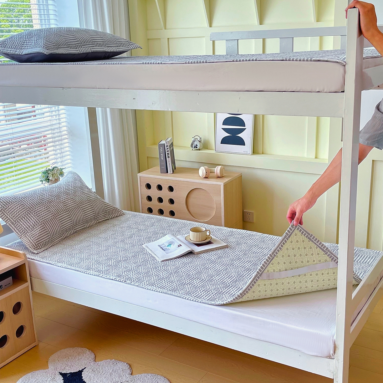 91家纺网 家纺一手货源 找家纺 金鑫汇家纺 2026春夏新款学生床新花型老粗布床盖夹棉软凉席席子可以机洗 学生床-休闲时光