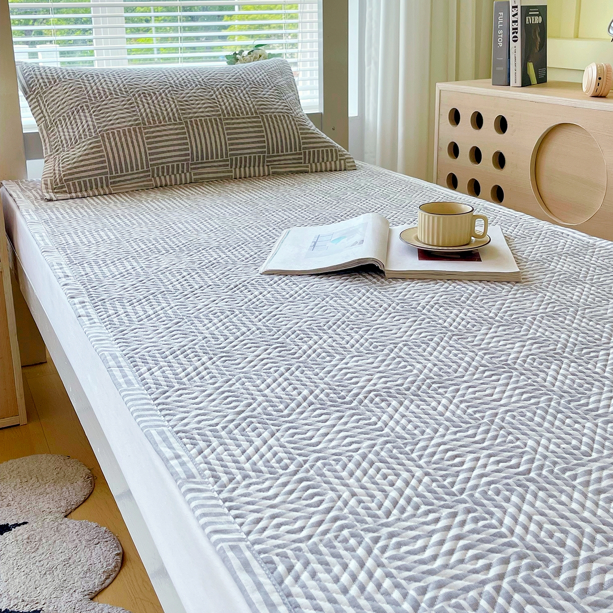 91家纺网 家纺一手货源 找家纺 金鑫汇家纺 2026春夏新款学生床新花型老粗布床盖夹棉软凉席席子可以机洗 学生床-休闲时光