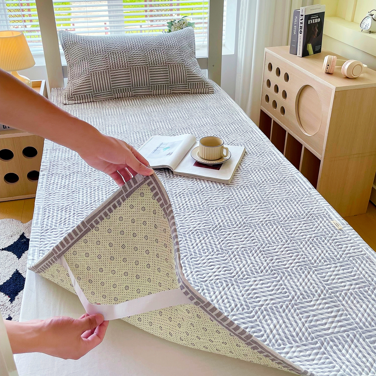 91家纺网 家纺一手货源 找家纺 金鑫汇家纺 2026春夏新款学生床新花型老粗布床盖夹棉软凉席席子可以机洗 学生床-休闲时光