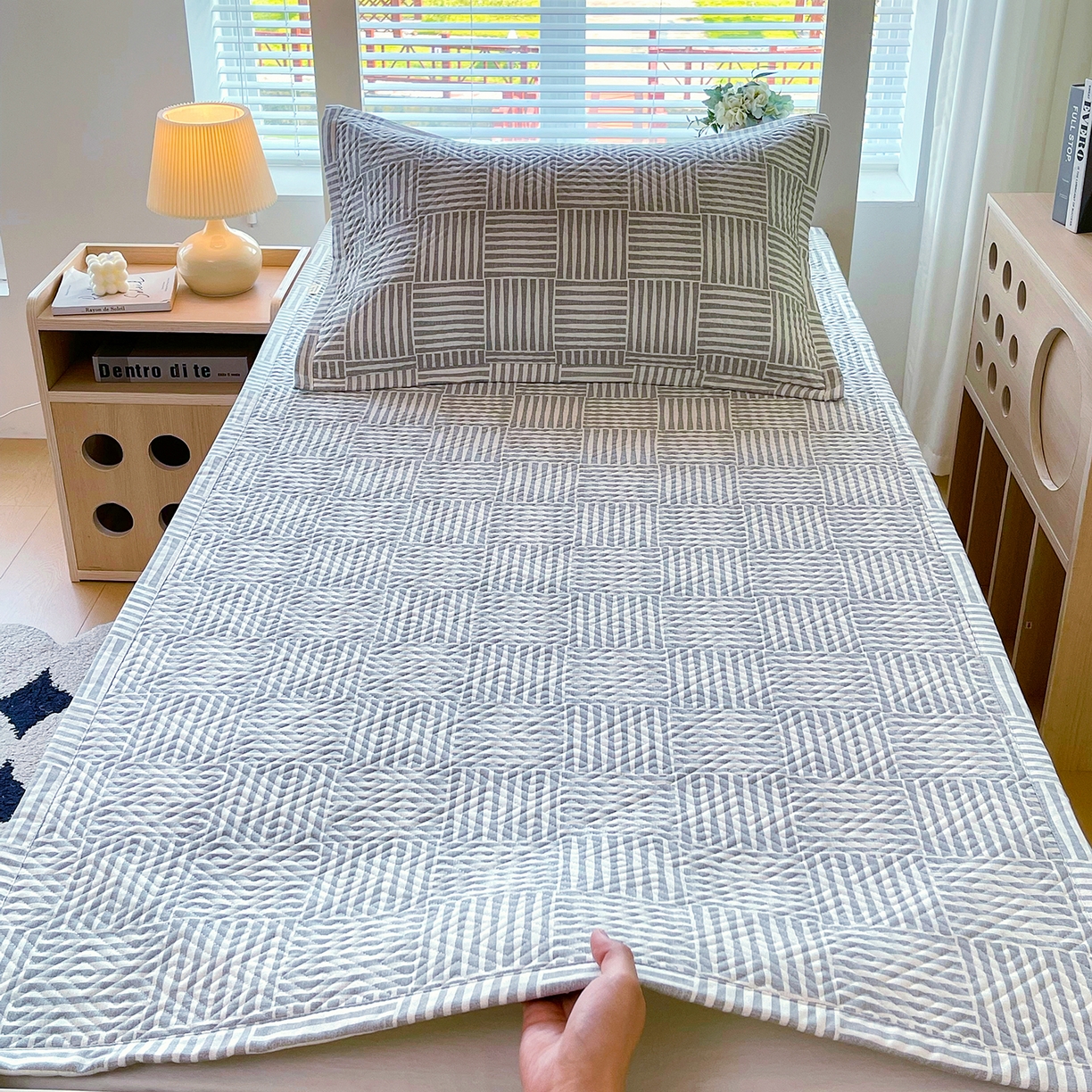 91家纺网 家纺一手货源 找家纺 金鑫汇家纺 2026春夏新款学生床新花型老粗布床盖夹棉软凉席席子可以机洗 学生床-休闲时光