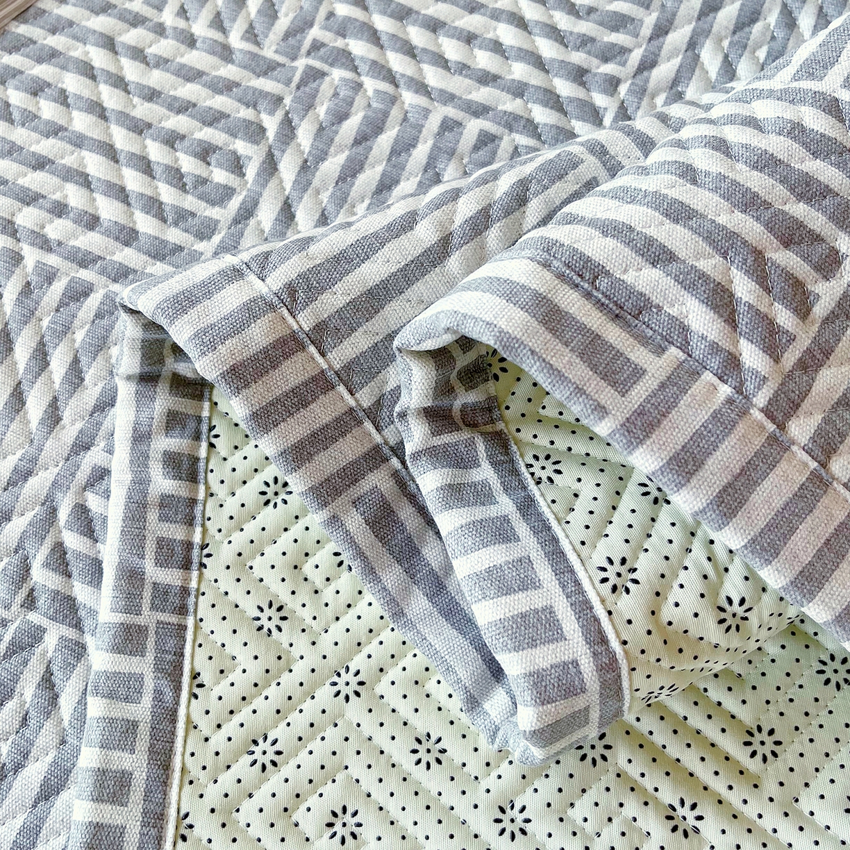 91家纺网 家纺一手货源 找家纺 金鑫汇家纺 2026春夏新款学生床新花型老粗布床盖夹棉软凉席席子可以机洗 学生床-休闲时光