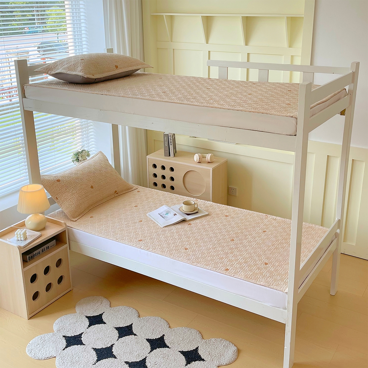 91家纺网 家纺一手货源 找家纺 金鑫汇家纺 2026春夏新款学生床新花型老粗布床盖夹棉软凉席席子可以机洗 学生床-心之恋