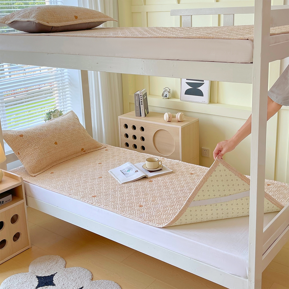 91家纺网 家纺一手货源 找家纺 金鑫汇家纺 2026春夏新款学生床新花型老粗布床盖夹棉软凉席席子可以机洗 学生床-心之恋