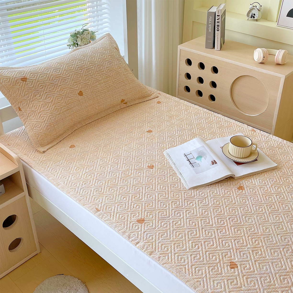 91家纺网 家纺一手货源 找家纺 金鑫汇家纺 2026春夏新款学生床新花型老粗布床盖夹棉软凉席席子可以机洗 学生床-心之恋