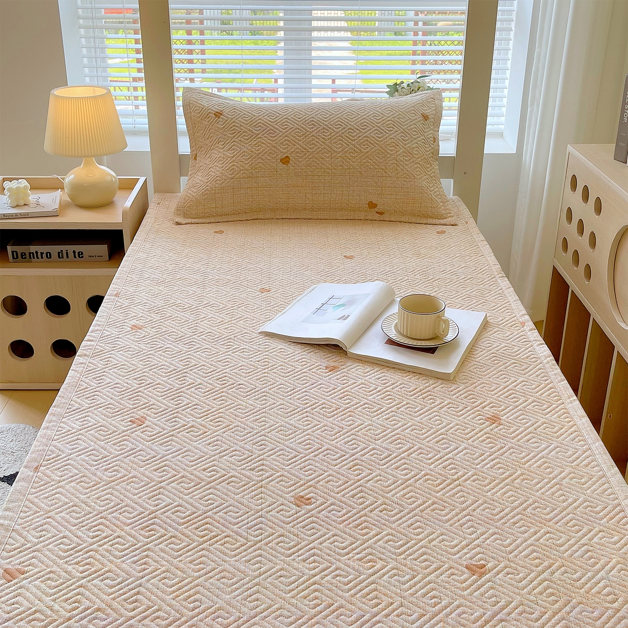 91家纺网 家纺一手货源 找家纺 金鑫汇家纺 2026春夏新款学生床新花型老粗布床盖夹棉软凉席席子可以机洗 学生床-心之恋