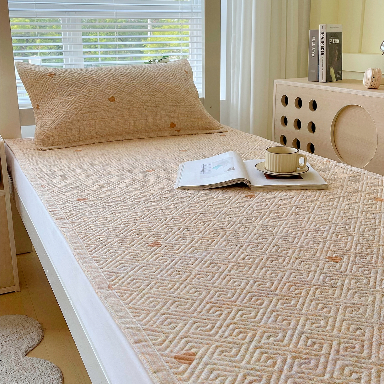 91家纺网 家纺一手货源 找家纺 金鑫汇家纺 2026春夏新款学生床新花型老粗布床盖夹棉软凉席席子可以机洗 学生床-心之恋