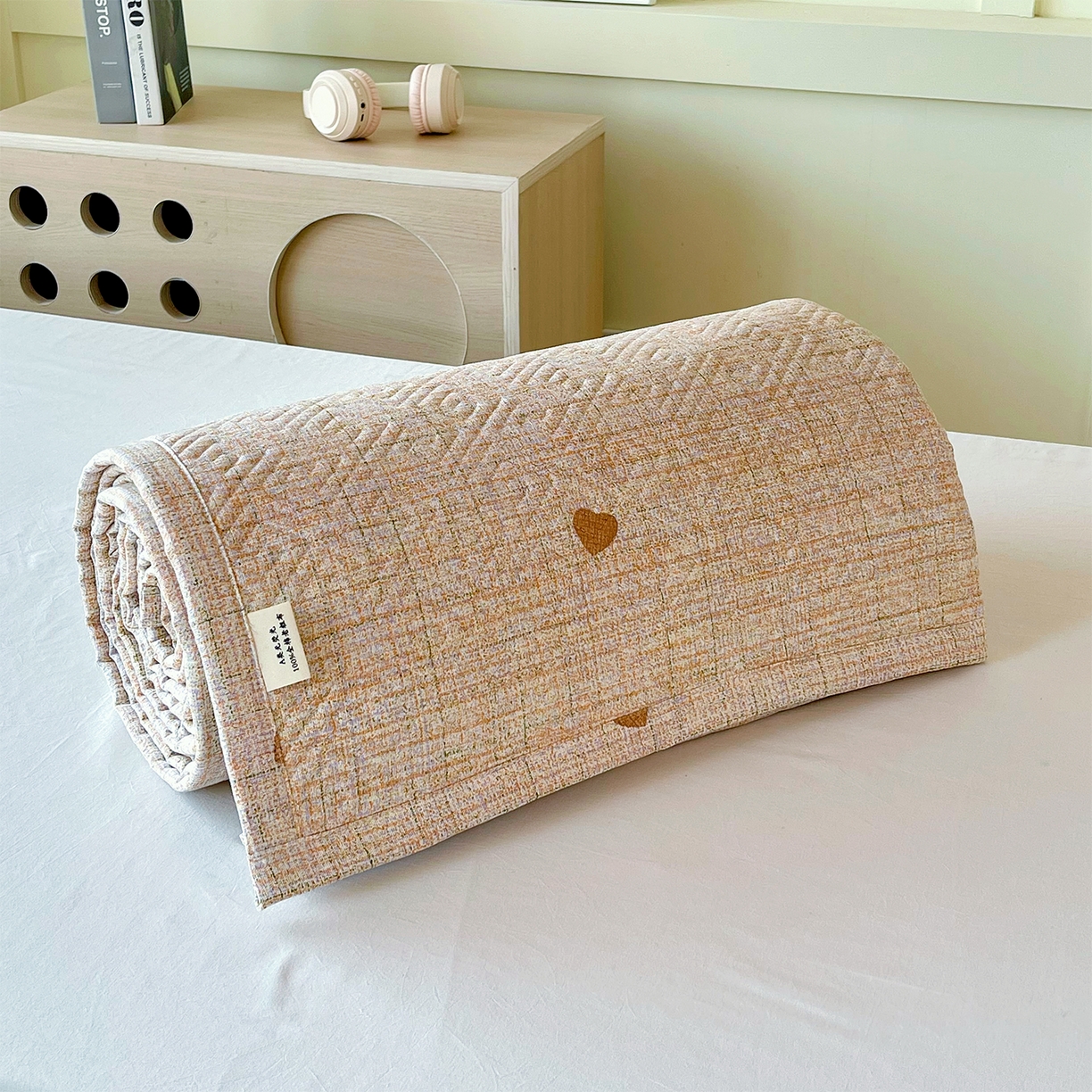 91家纺网 家纺一手货源 找家纺 金鑫汇家纺 2026春夏新款学生床新花型老粗布床盖夹棉软凉席席子可以机洗 学生床-心之恋