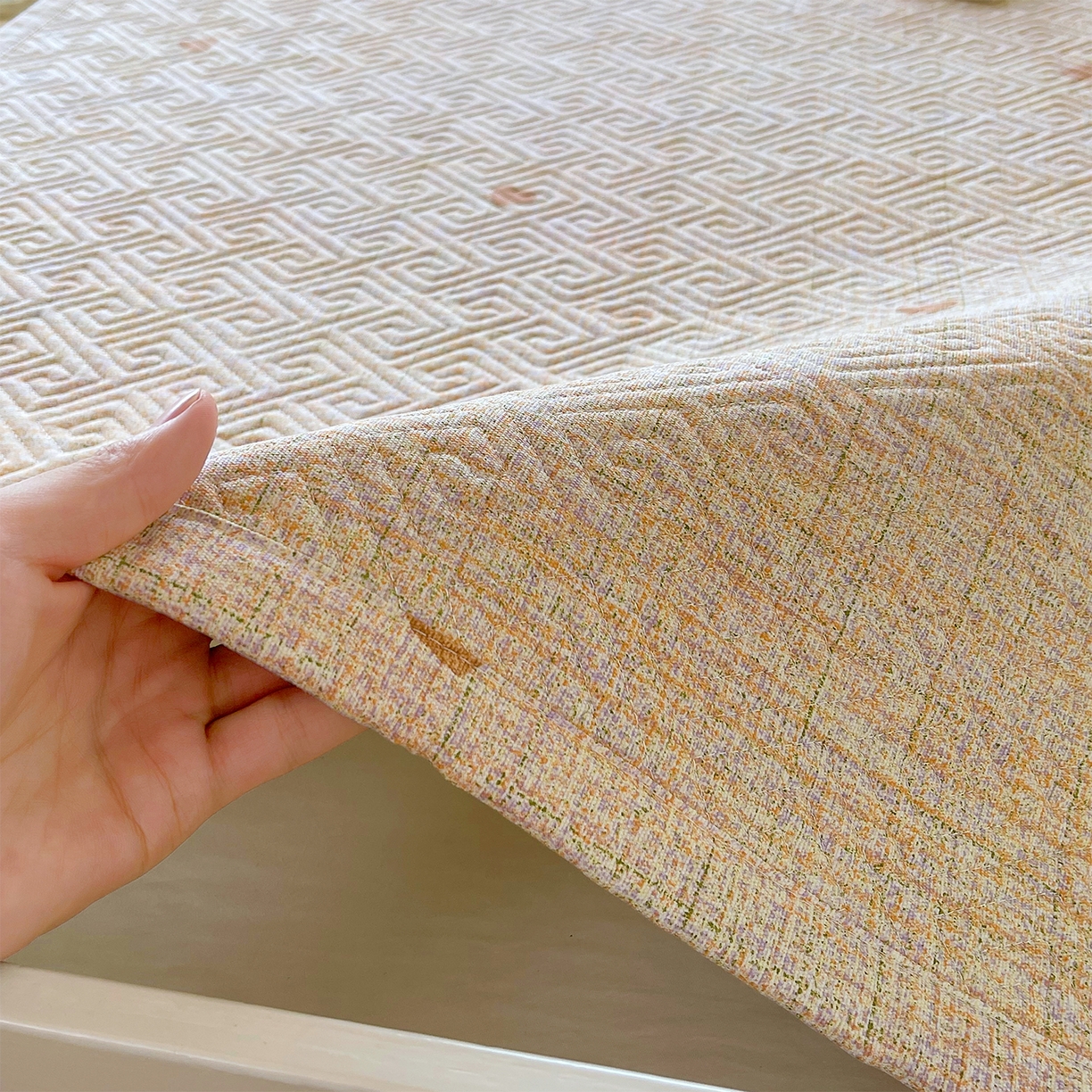 91家纺网 家纺一手货源 找家纺 金鑫汇家纺 2026春夏新款学生床新花型老粗布床盖夹棉软凉席席子可以机洗 学生床-心之恋