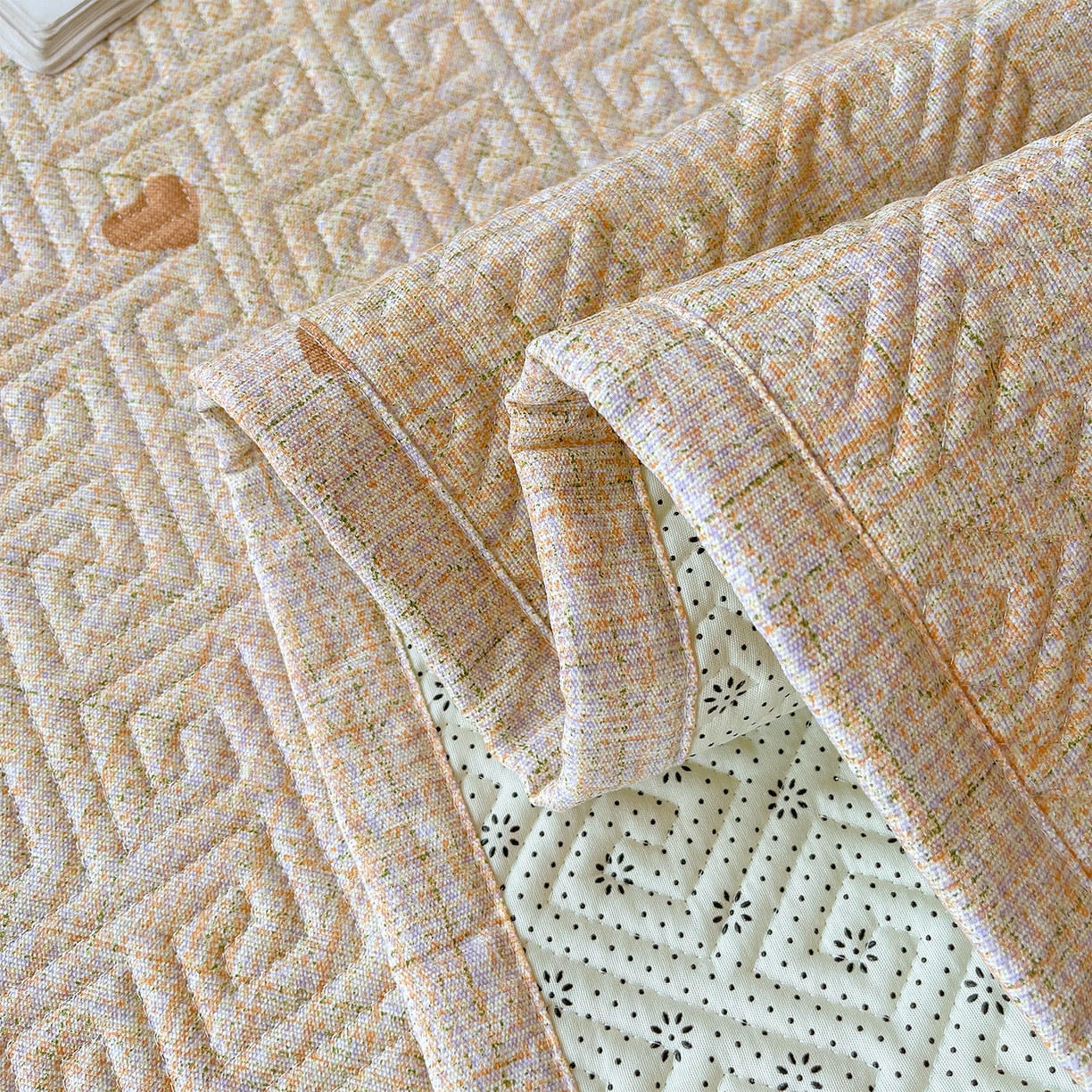 91家纺网 家纺一手货源 找家纺 金鑫汇家纺 2026春夏新款学生床新花型老粗布床盖夹棉软凉席席子可以机洗 学生床-心之恋