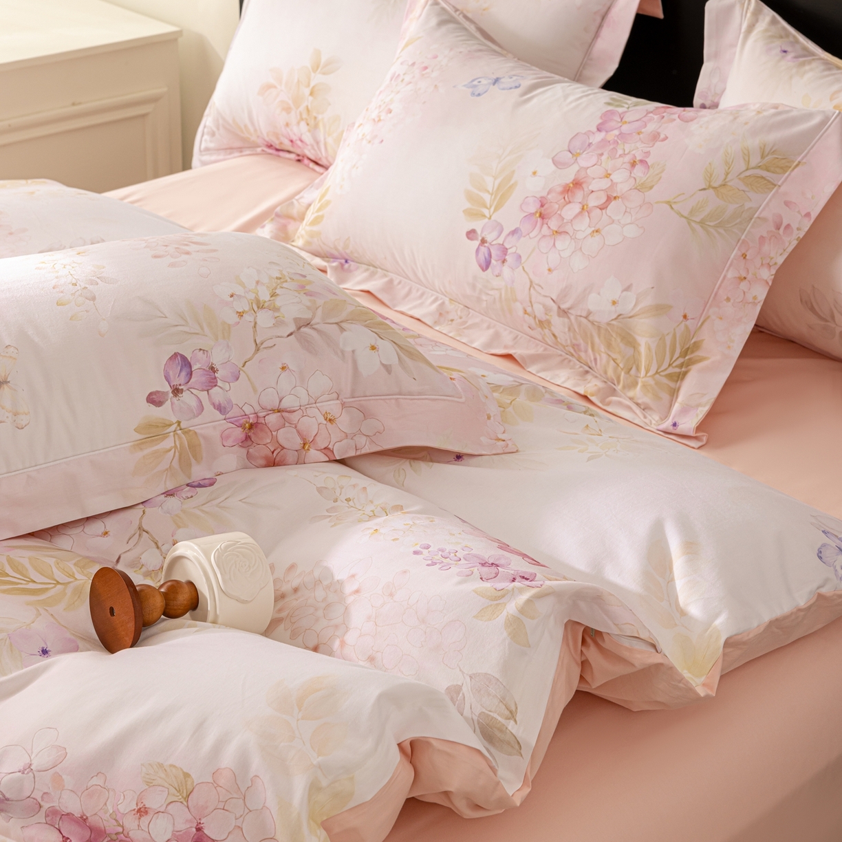 91家纺网 家纺一手货源 找家纺 莱豫家纺 2026新款50s阿克苏长绒棉数码印花四件套 风铃粉