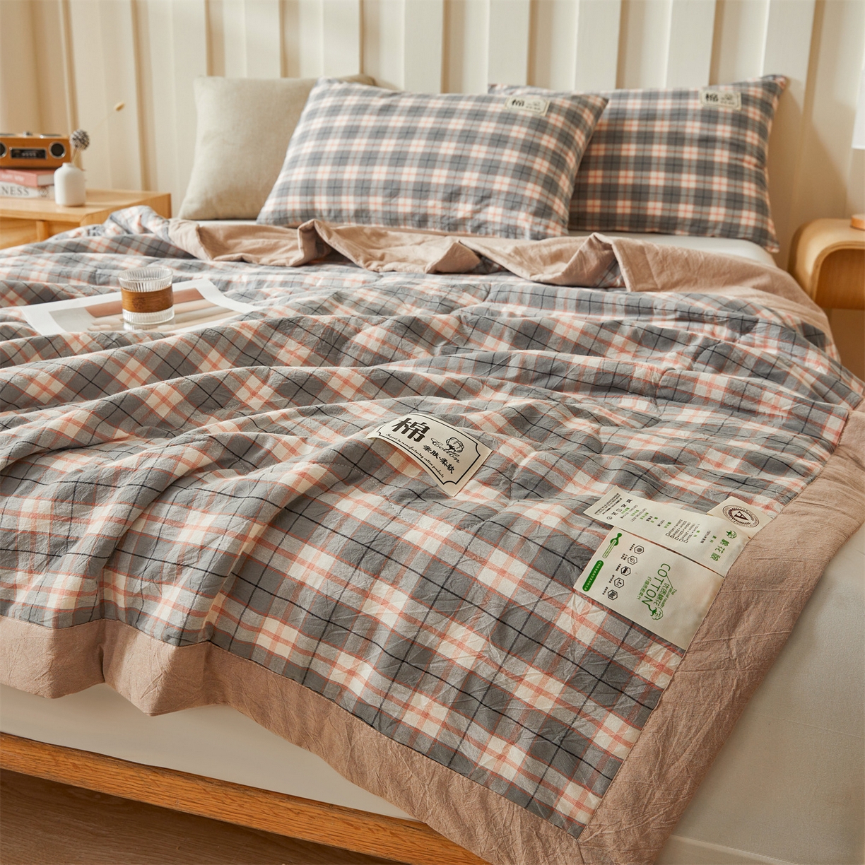 91家纺网 家纺一手货源 找家纺 招财星家纺 2026新款A类无印风100%新疆棉花夏被纯棉夏凉被空调被子薄被芯棉花被四件套 格韵-粉灰