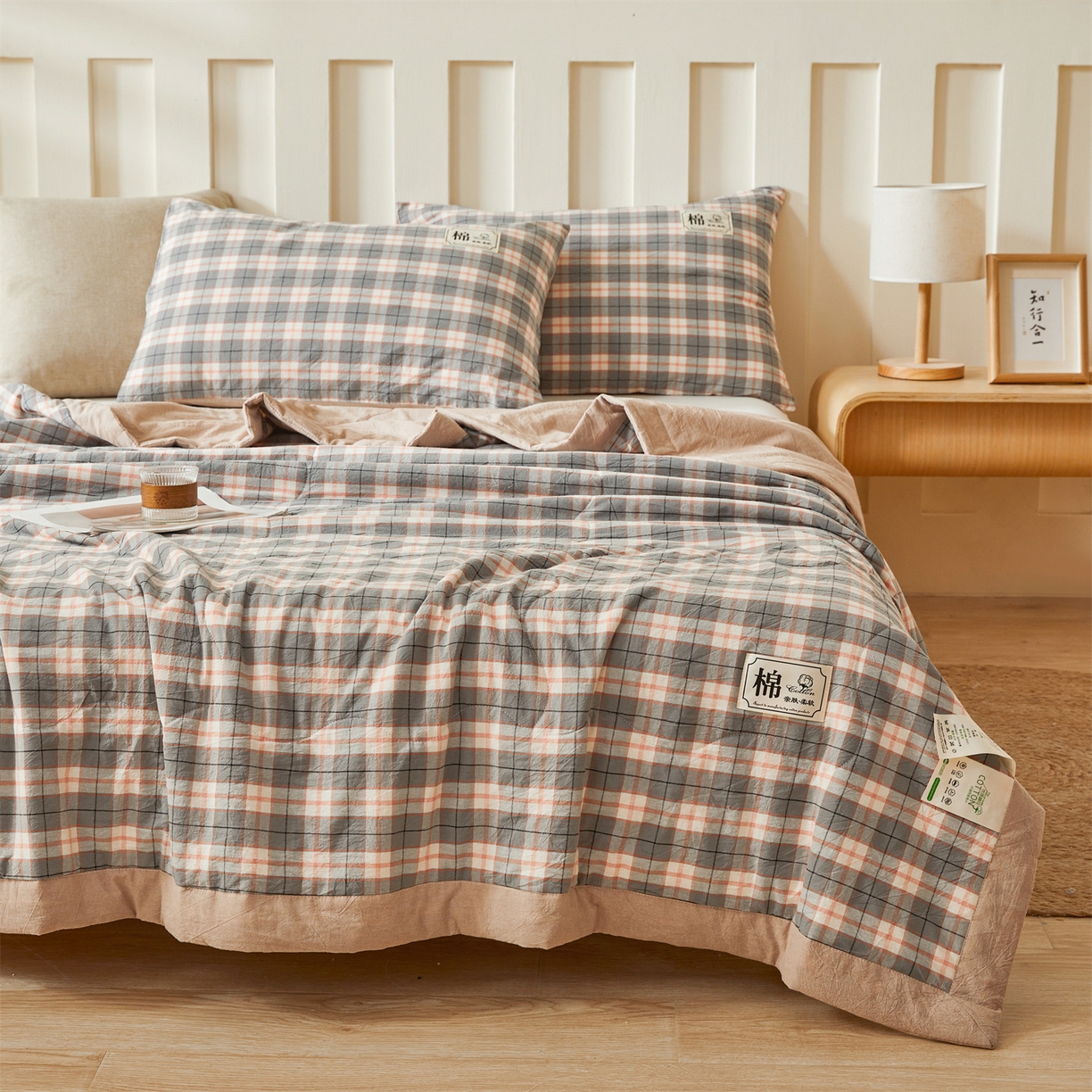 91家纺网 家纺一手货源 找家纺 招财星家纺 2026新款A类无印风100%新疆棉花夏被纯棉夏凉被空调被子薄被芯棉花被四件套 格韵-粉灰