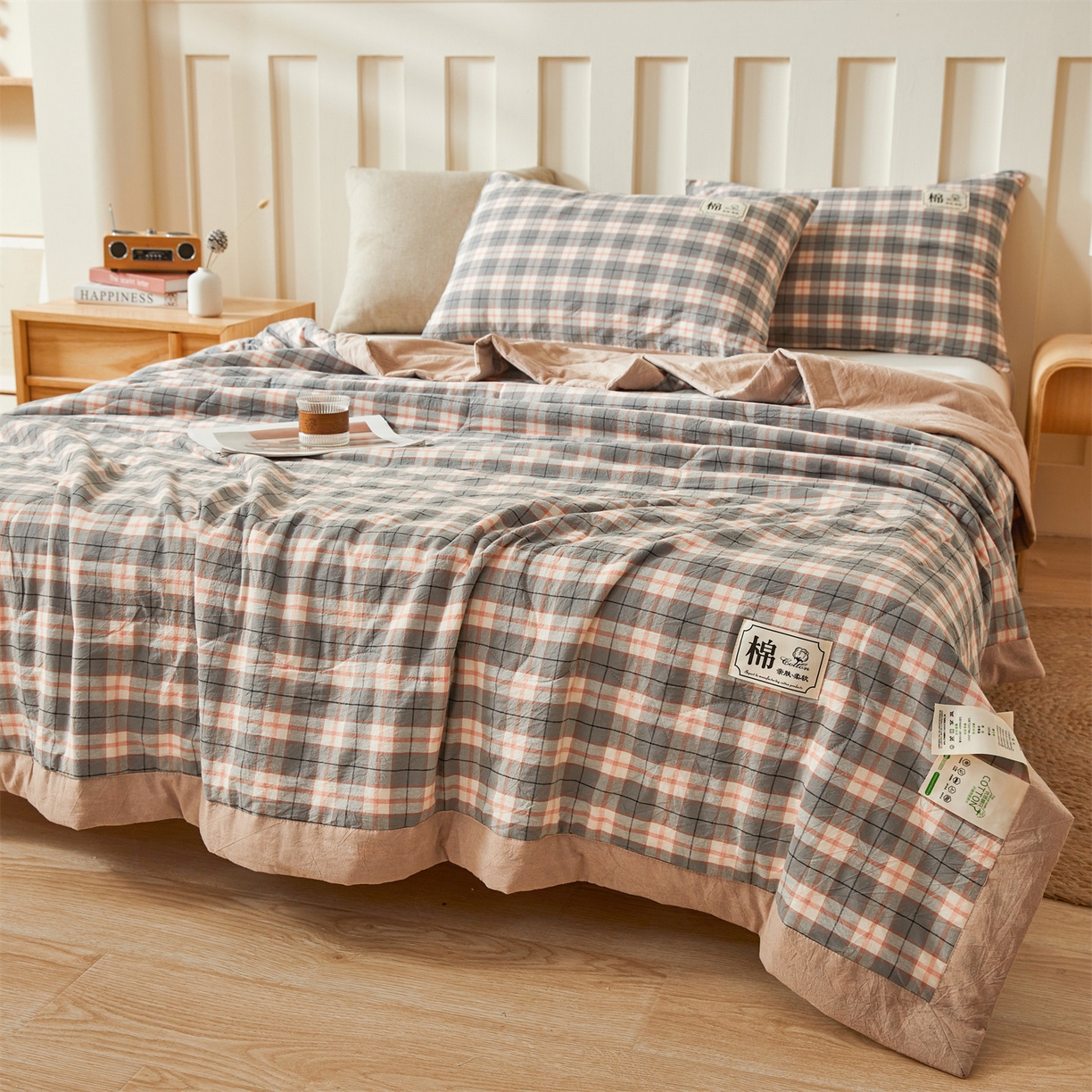 91家纺网 家纺一手货源 找家纺 招财星家纺 2026新款A类无印风100%新疆棉花夏被纯棉夏凉被空调被子薄被芯棉花被四件套 格韵-粉灰