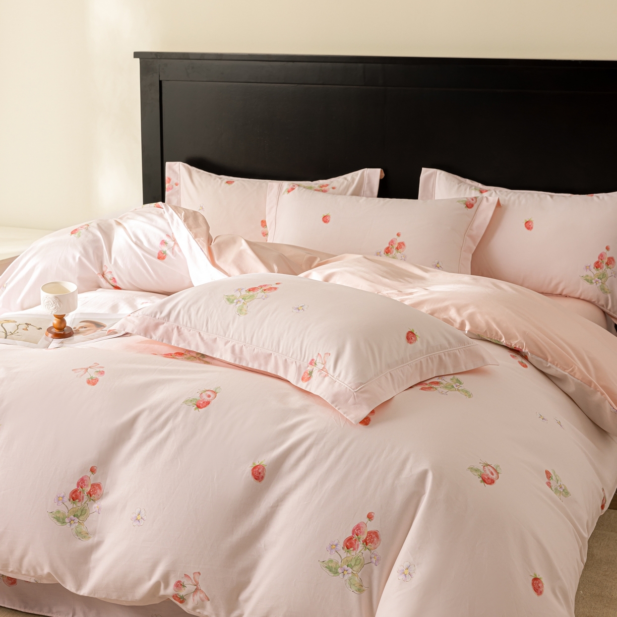 91家纺网 家纺一手货源 找家纺 莱豫家纺 2026新款50s阿克苏长绒棉数码印花四件套 草莓甜心粉