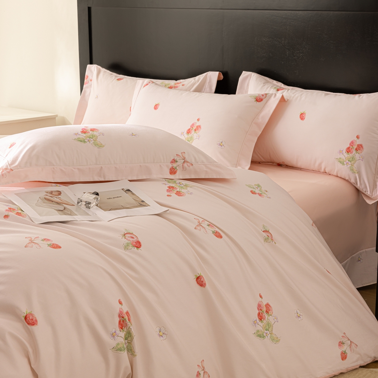 91家纺网 家纺一手货源 找家纺 莱豫家纺 2026新款50s阿克苏长绒棉数码印花四件套 草莓甜心粉