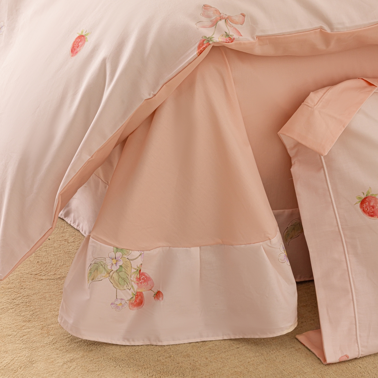 91家纺网 家纺一手货源 找家纺 莱豫家纺 2026新款50s阿克苏长绒棉数码印花四件套 草莓甜心粉