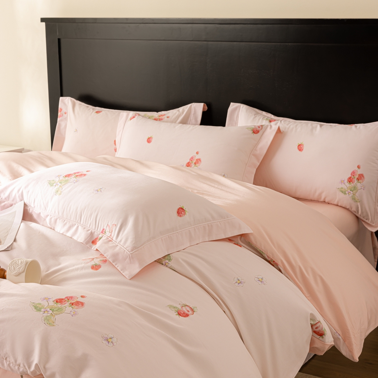 91家纺网 家纺一手货源 找家纺 莱豫家纺 2026新款50s阿克苏长绒棉数码印花四件套 草莓甜心粉