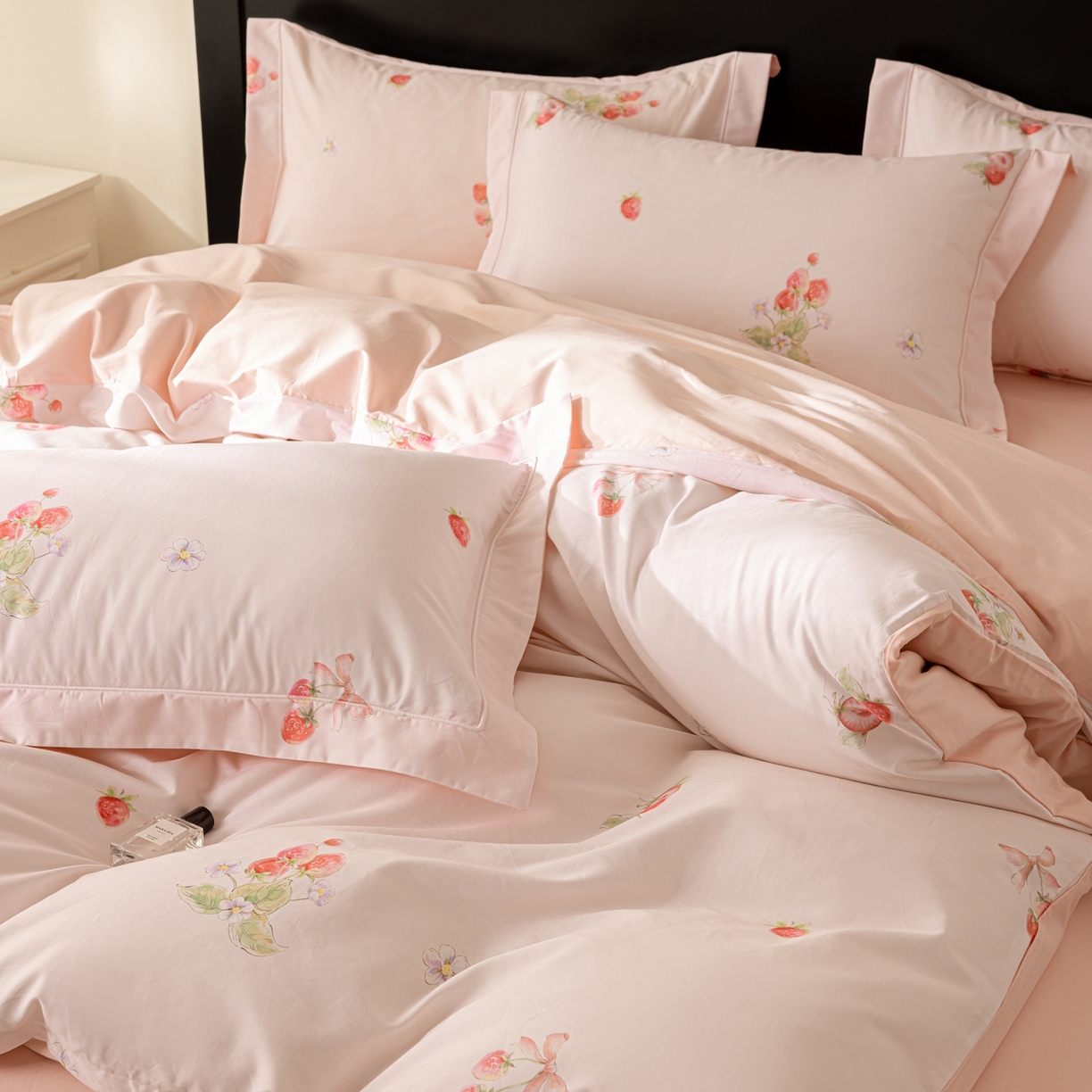 91家纺网 家纺一手货源 找家纺 莱豫家纺 2026新款50s阿克苏长绒棉数码印花四件套 草莓甜心粉