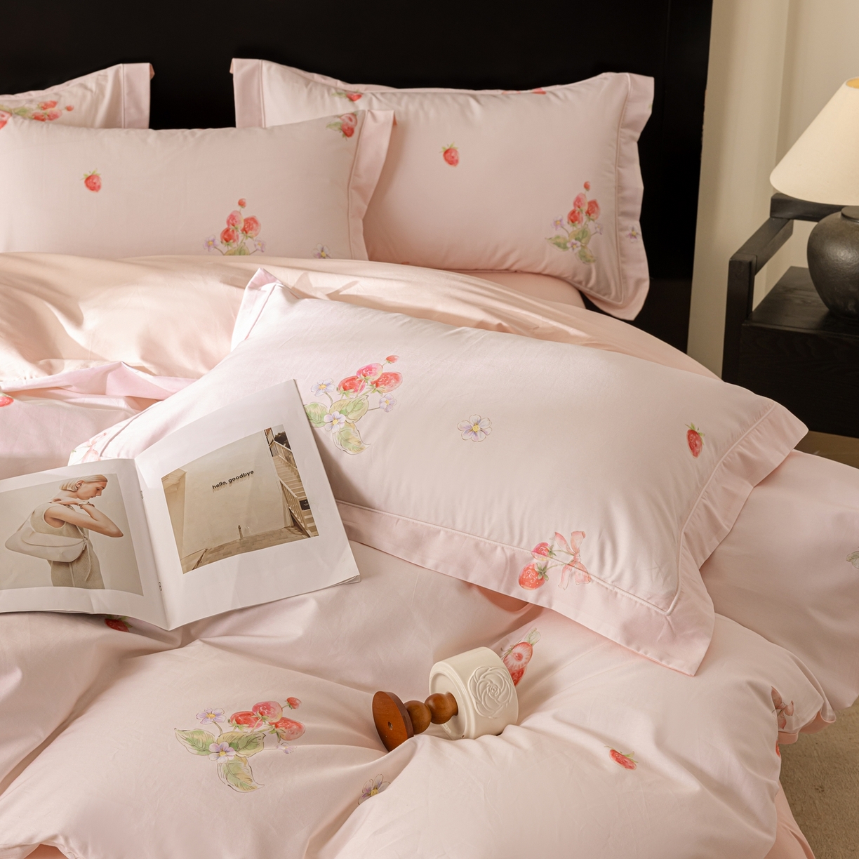 91家纺网 家纺一手货源 找家纺 莱豫家纺 2026新款50s阿克苏长绒棉数码印花四件套 草莓甜心粉